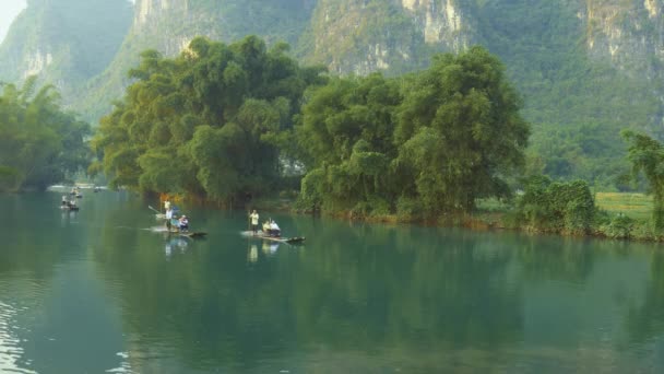 Vlotten stroomt door landschap van Yangshuo — Stockvideo