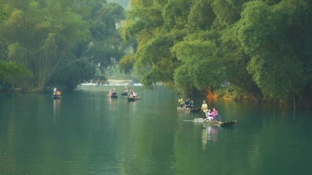Flöße fließen durch die Landschaft von Yangshuo — Stockvideo