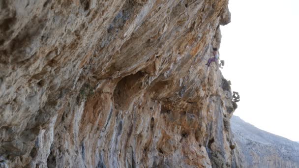 女登山非常悬挑部分的石灰石 — 图库视频影像