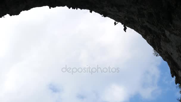 Escalador de rocas en Great Arch — Vídeos de Stock