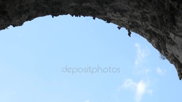 Escalador de rocas en Great Arch — Vídeos de Stock