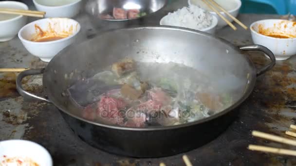 Pessoas comendo de panela wok — Vídeo de Stock