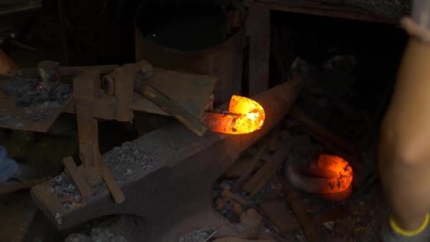 在铁匠厂工作的铁匠 — 图库视频影像