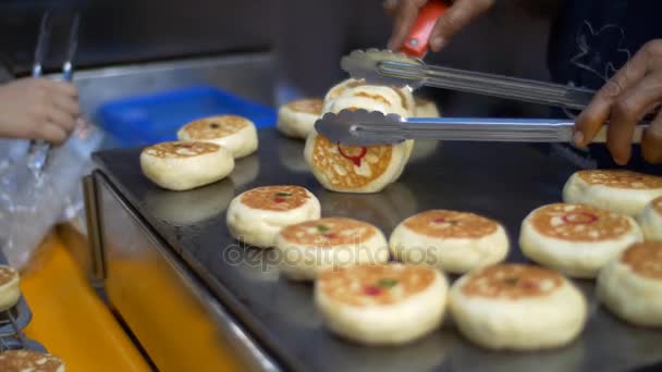 Asiatischer Koch kocht Pfannkuchen — Stockvideo