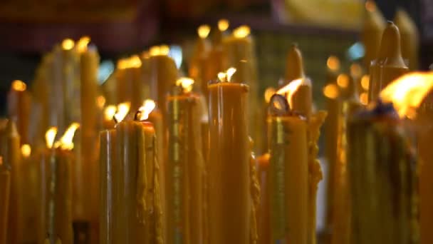 Molte candele nel tempio — Video Stock