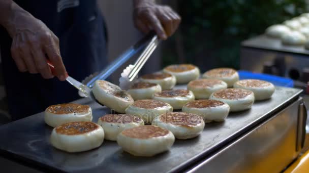 アジア人シェフの料理パンケーキ — ストック動画