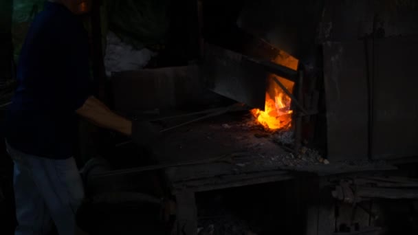 Demirci demircilik çalışan — Stok video