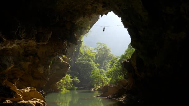 Caminante de cuerda floja en cueva de montaña — Vídeo de stock