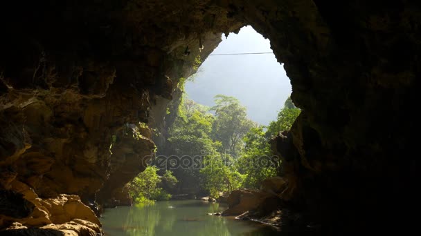 Caminhante Tightrope na caverna da montanha — Vídeo de Stock