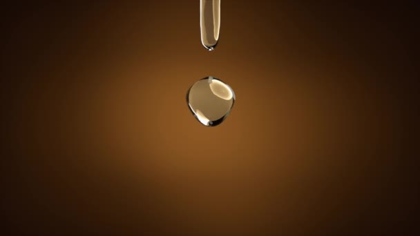 褐色背景下的透明水滴下降 — 图库视频影像