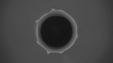 Küçük damla gri sıvı içine düşme görünümünü