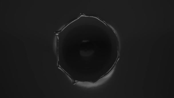 Vue d'une petite goutte tombant dans un liquide noir 