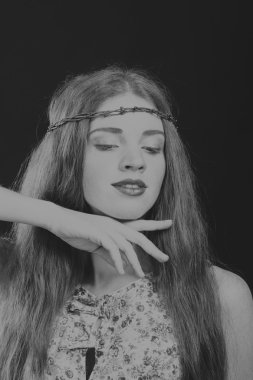 Bir çelenk içinde onun saç, siyah-beyaz fotoğraf ile kırmızı saçlı kız.