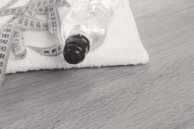 Fitness Ekipmanları bir tabloda bir siyah beyaz fotoğraf.