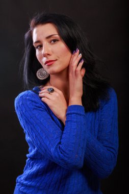  Saçında koyu arka plan üzerinde bir çelenk ile güzel esmer.