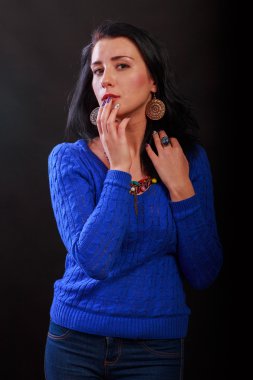  Saçında koyu arka plan üzerinde bir çelenk ile güzel esmer.