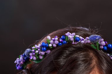 Saçında bir çelenk ile güzel esmer. 