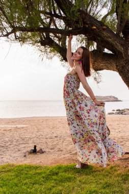 Bir yaz kız sahilde elbise