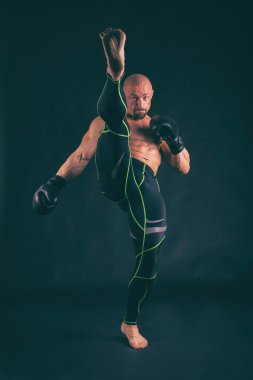 Karanlık bir arka plan üzerinde emin Oluşturucu.