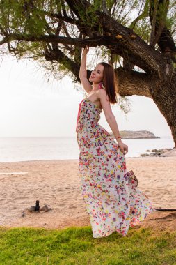 Bir yaz kız sahilde elbise