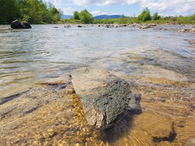 Nehirli güzel dağ manzarası