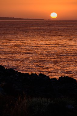 Deniz kıyısı üzerinde keyifli bir gün batımı