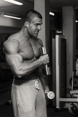 Spor salonunda dumbbells ile işgal.