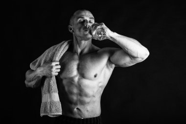 Gösterilen erkek siyah beyaz fotoğraflarda kasları.