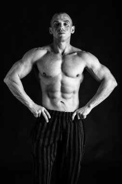Gösterilen erkek siyah beyaz fotoğraflarda kasları.