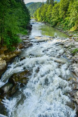 Nehirli güzel dağ manzarası