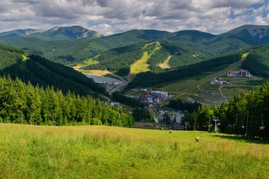 Dağ tatil beldesi yaz aylarında görünümünü