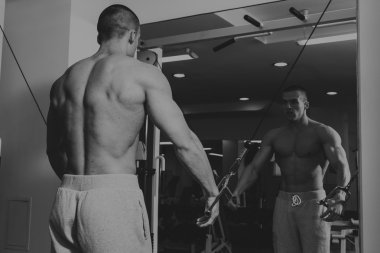 Spor salonunda dumbbells ile işgal.