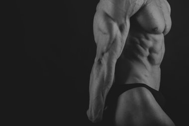 Kas genç adam bir siyah-beyaz fotoğrafları.