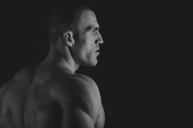 Kas genç adam bir siyah-beyaz fotoğrafları.