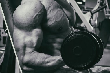 Spor salonunda spor aktiviteleri. Güçlü adam egzersizleri yapıyor