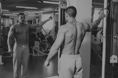 Spor salonunda dumbbells ile işgal.