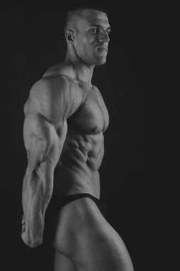 Kas genç adam bir siyah-beyaz fotoğrafları.