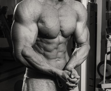 Spor salonunda dumbbells ile işgal.