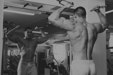 Spor salonunda dumbbells ile işgal.