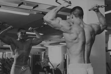 Spor salonunda dumbbells ile işgal.