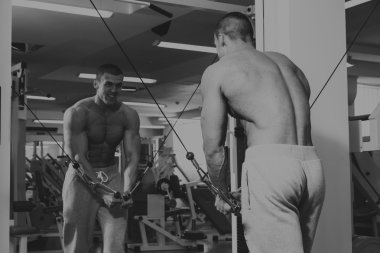 Spor salonunda dumbbells ile işgal.