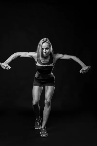 Atleta de fitness bonita na foto em preto e branco . — Fotografia de Stock