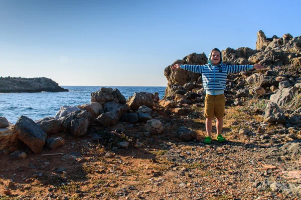 A boy of five years old walking on rocky terrain — Stock Photo, Image