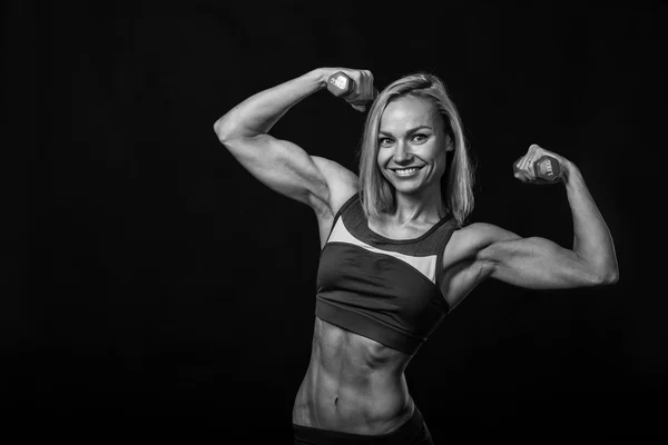 Atleta de fitness bonita na foto em preto e branco . — Fotografia de Stock