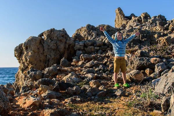 Un niño de cinco años caminando por un terreno rocoso —  Fotos de Stock