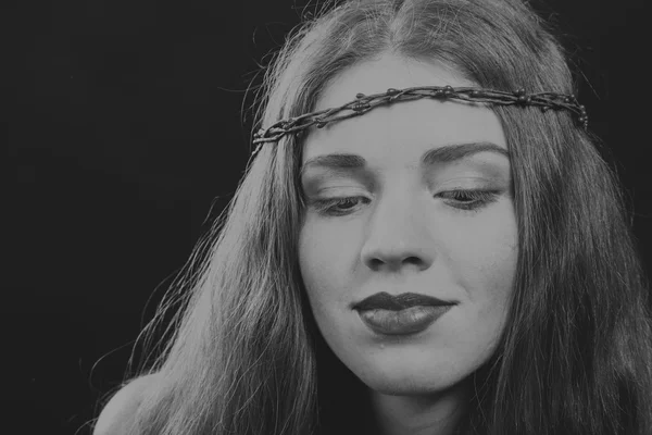 Linda chica pelirroja con una corona en el pelo, foto en blanco y negro . —  Fotos de Stock