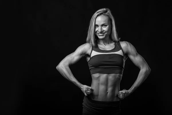 Belle athlète de fitness dans une photo en noir et blanc . — Photo
