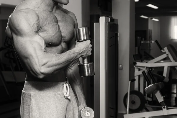 Beschäftigung mit Hanteln im Fitnessstudio. — Stockfoto