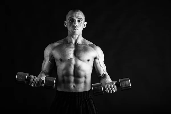 Männchen zeigt Muskeln auf Schwarz-Weiß-Fotos. — Stockfoto