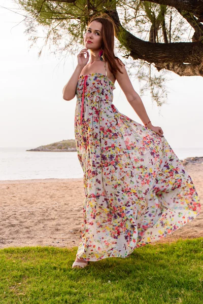Flickan i en sommar klänning på stranden — Stockfoto